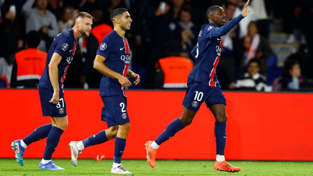 Dembélé anotó dos goles y el Paris Saint-Germain se mantuvo perfecto y prolífico en la liga francesa tras vencer 3-1 al Brest.