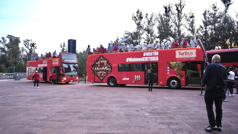 Los Diablos Rojos del México celebran su título 17 con su afición en el Estadio Alfredo Harp Helú