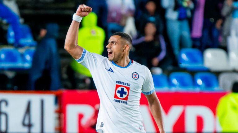 Cruz Azul aprovecha la ventaja numérica, le remonta al Pachuca y se mantiene como líder de la Liga MX