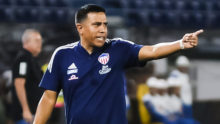 César Farías se expone a su primera sanción en Junior: posibles multas y fechas de suspensión