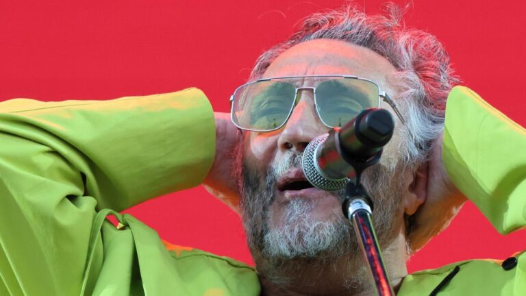 A días de su primer concierto en el Zócalo de la Ciudad de México, leyenda de rock argentino Fito Páez canceló el espectáculo por un accidente doméstico