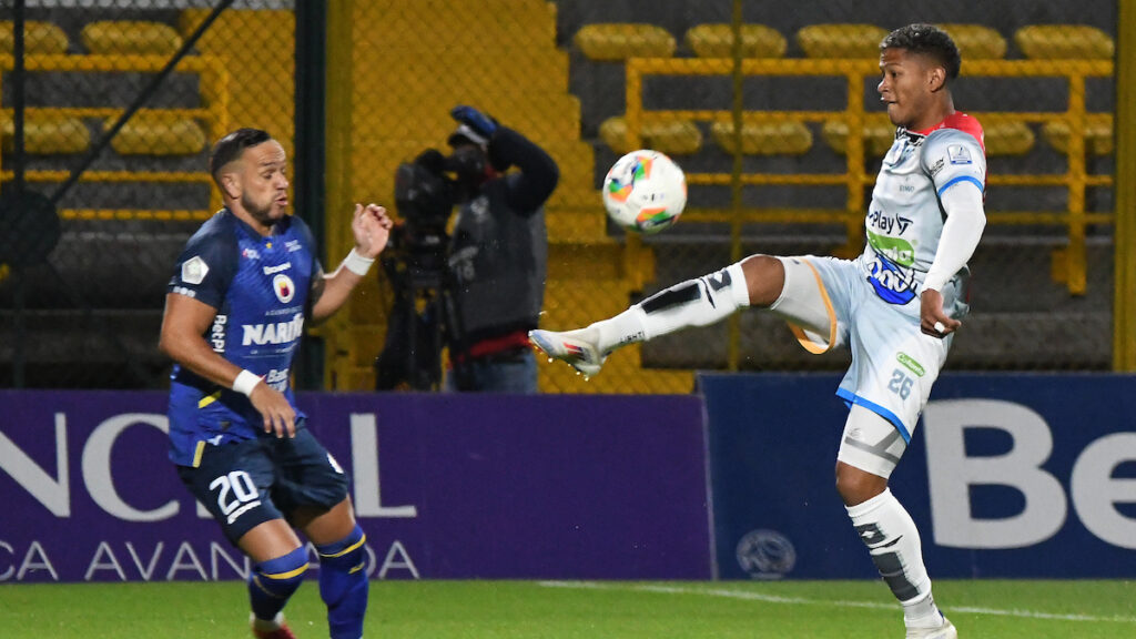 Mauricio Castaño e Iván Anderson disputan la pelota. - Vizzor Image.