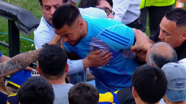 Sergio Romero se pelea con los hinchas de Boca al término de la derrota ante River: insultos, empujones y bochorno