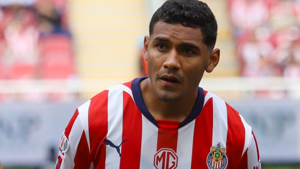 Gilberto 'Tiba' Sepúlveda causa baja con las Chivas | Imago7