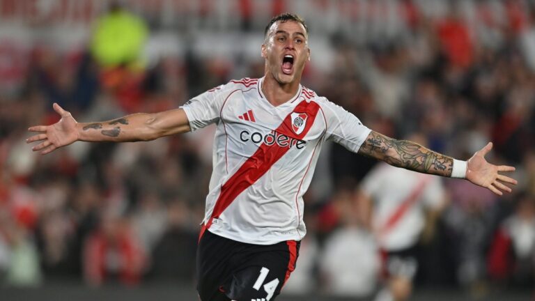 Tras un partido luchado, River bajó al Decano y sigue sumando en la liga