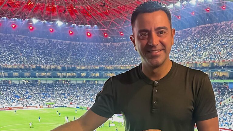 ¡Visita de lujo en el Gigante de Acero! Xavi Hernández, presente en el Monterrey vs Mazatlán