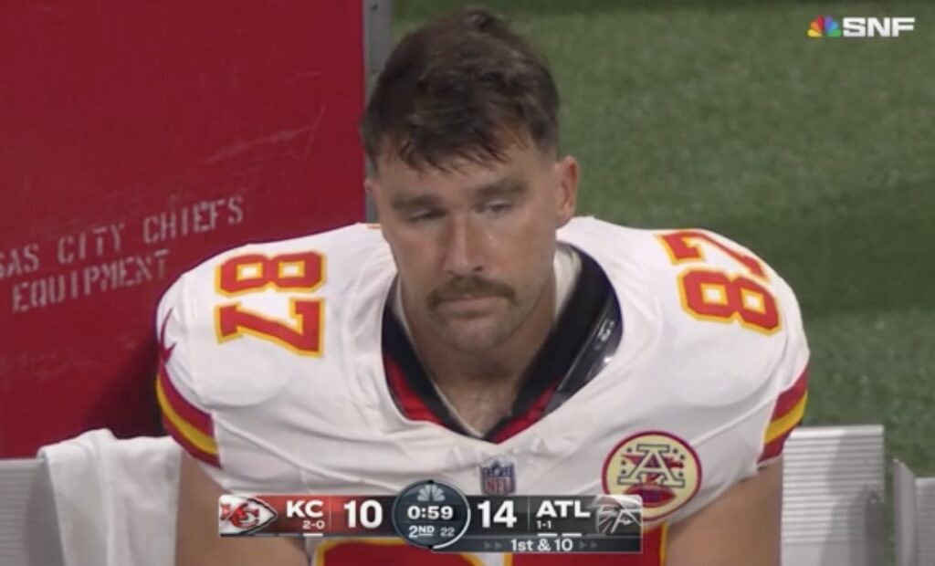 La cara de Travis Kelce ante los Falcons