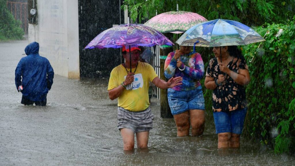 El Huracán John provoca inundaciones en Acapulco | AP