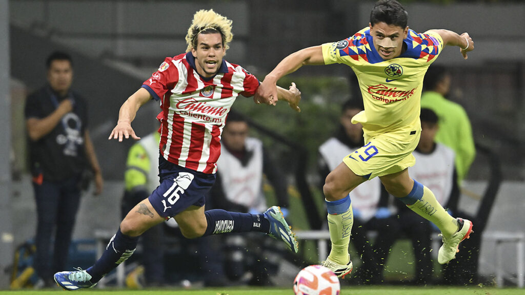 Cade Cowell y Ramón Juárez en un duelo entre América y Chivas