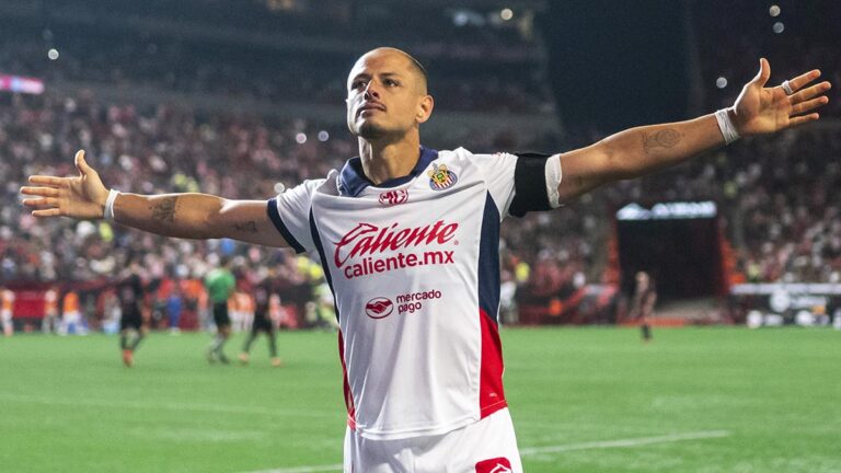 Chicharito anuncia su regreso con las Chivas: “Alistándonos para el miércoles, nos vemos en el Akron”