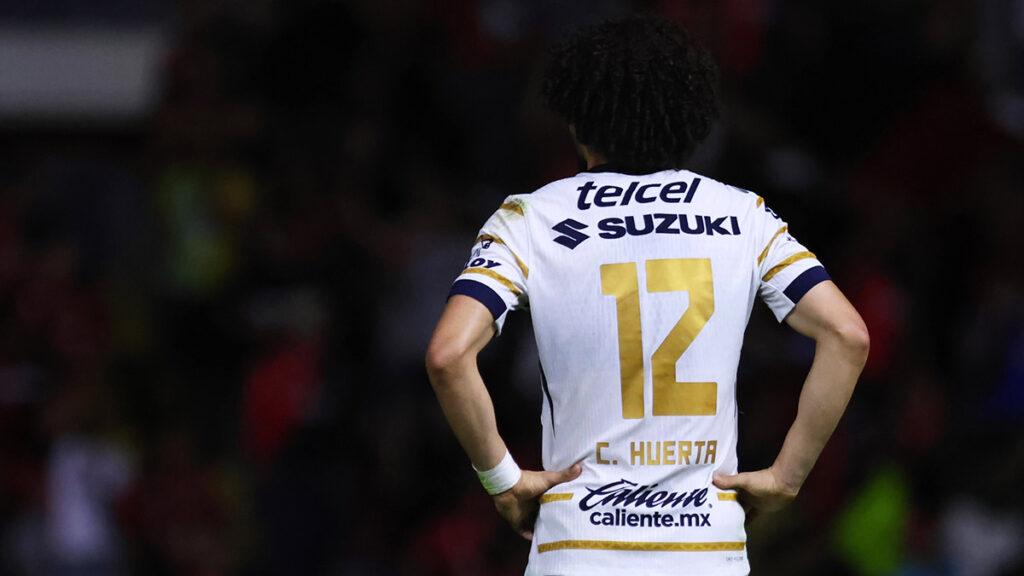 Chino Huerta en partido de los Pumas