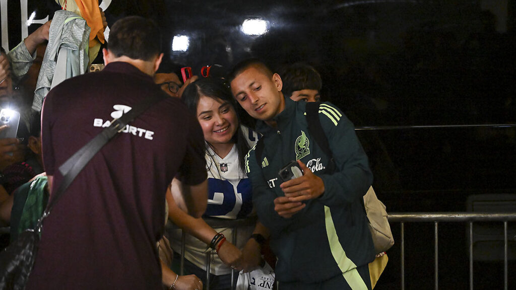 Piojo Alvarado tomándose fotos con una aficionada