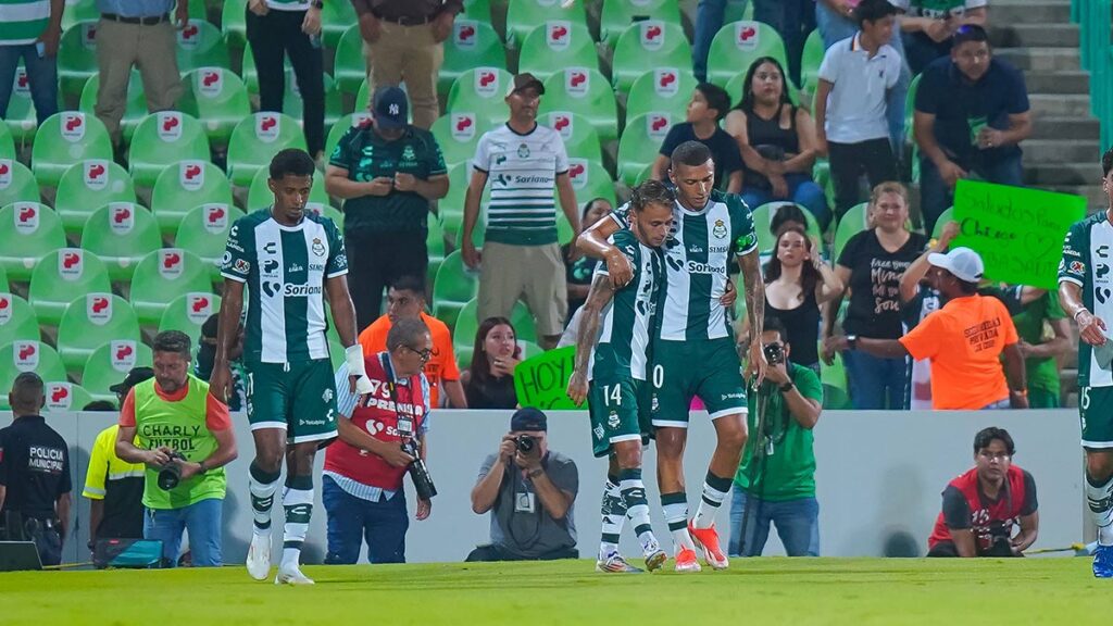 Santos en festejo de gol