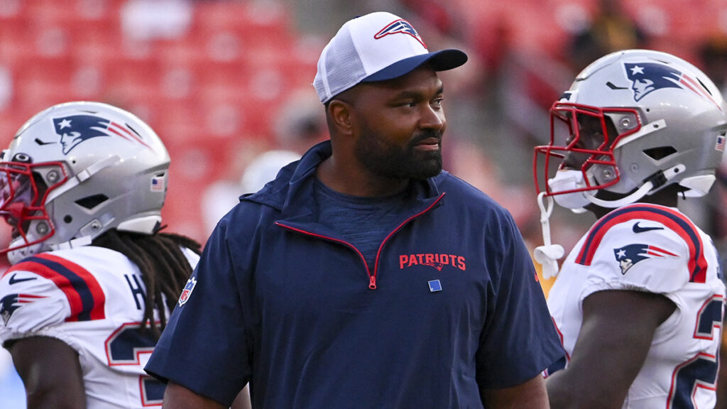 Triunfal debut de Jerod Mayo con los Patriots. Reuters