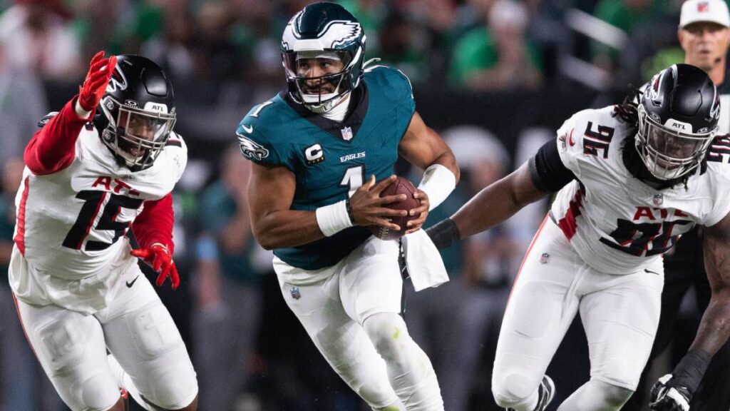 Hurts y Eagles sufren de más para imponerse a los Falcons en casa