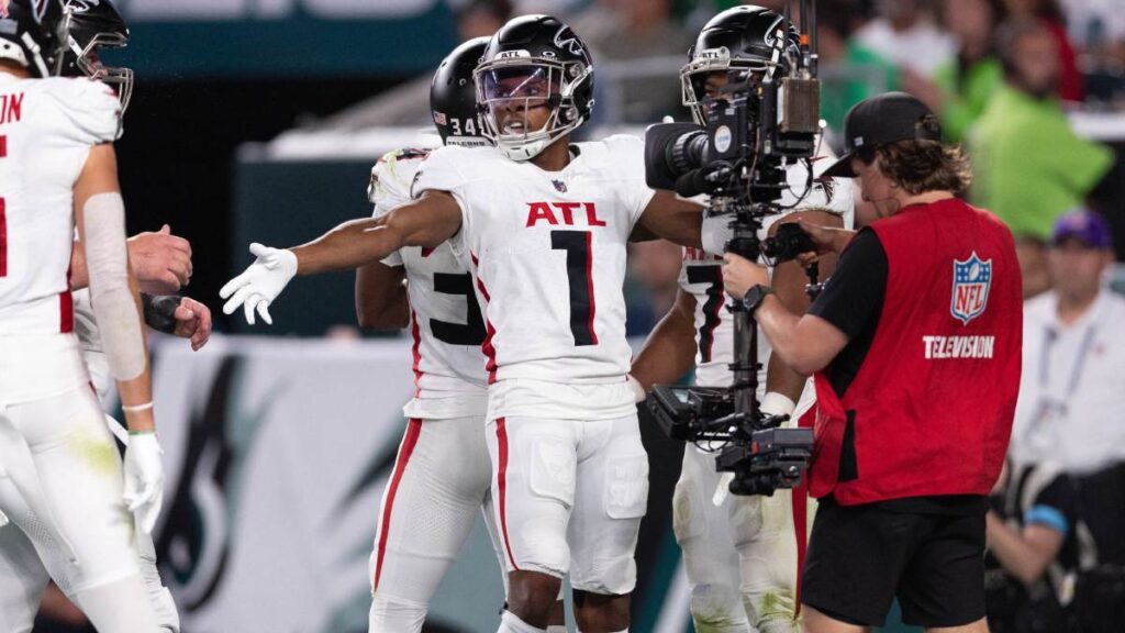 Los Falcons consiguen cardiaca victoria en una noche de terror para Eagles en casa