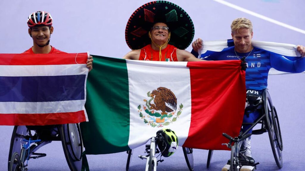 Cervantes posa con la bandera de México tras ganar oro | Reuters