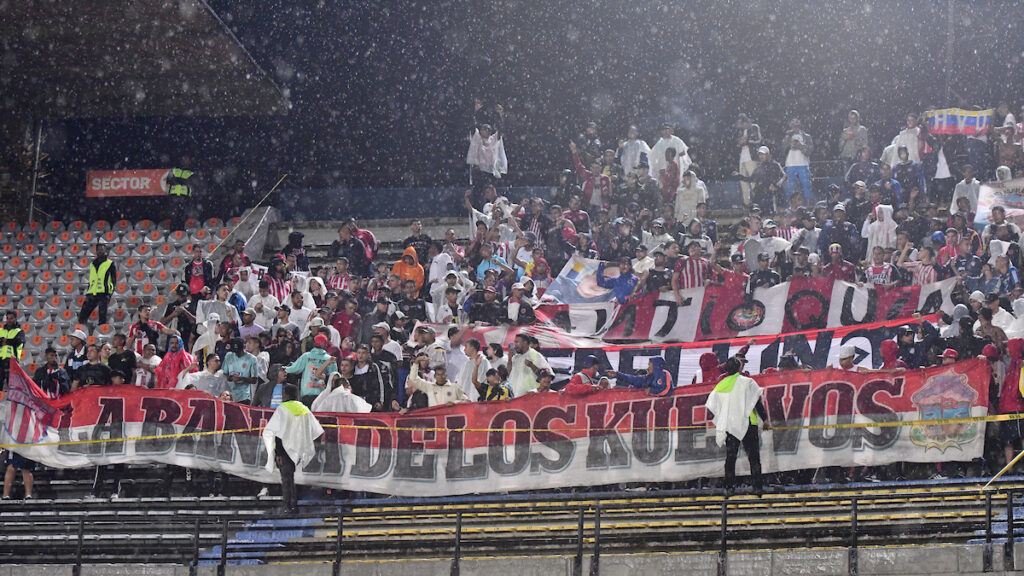 Aficionados de Junior en el Estadio Atanasio Girardot. - Vizzor Image.