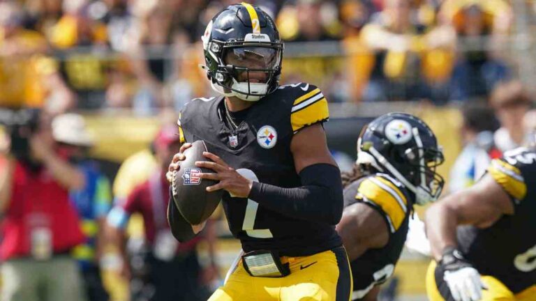 ¿Justin Fields merece ser nombrado el QB titular el resto de temporada de los Steelers tras la victoria ante Chargers?