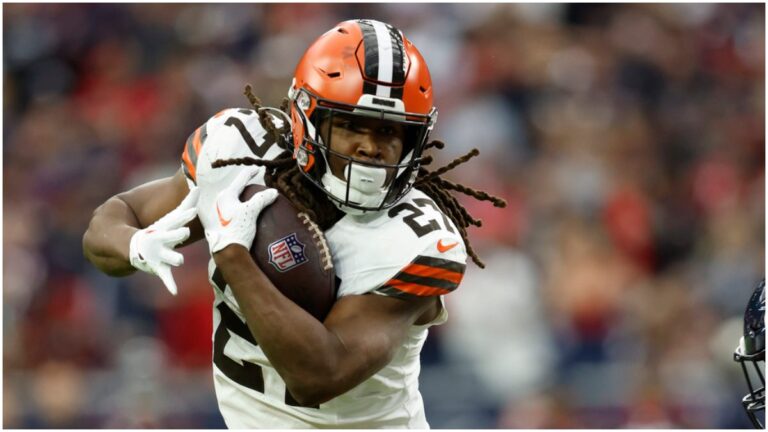 Los Chiefs firman a un viejo conocido: Kareem Hunt llega a Kansas City para reemplazar a Isiah Pacheco