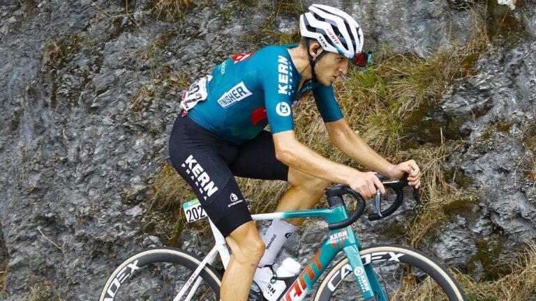 Pablo Castrillo domina la espesa niebla de la alta montaña en la Vuelta a España