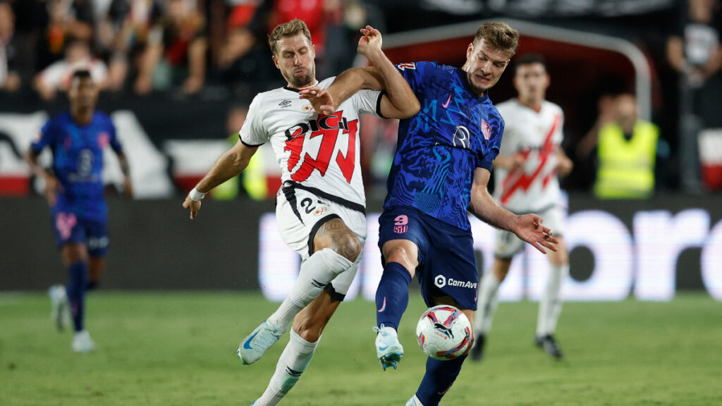 Florian Lejeune y Alexander Sorloth disputan la pelota. - Reuters.