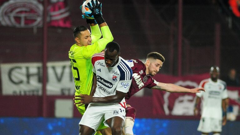 Medellín rescata el empate ante Lanús en un partido lleno de polémicas arbitrales