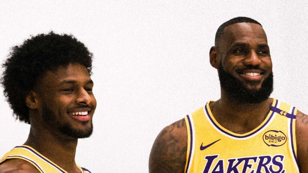 LeBron James y su hijo Bronny previo a su debut en la temporada | @Lakers