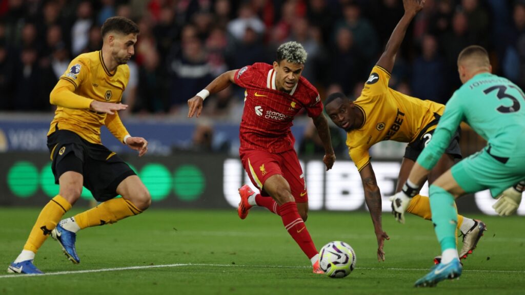 Una postal del duro duelo que tuvo Luis Díaz en Anfield. Reuters.