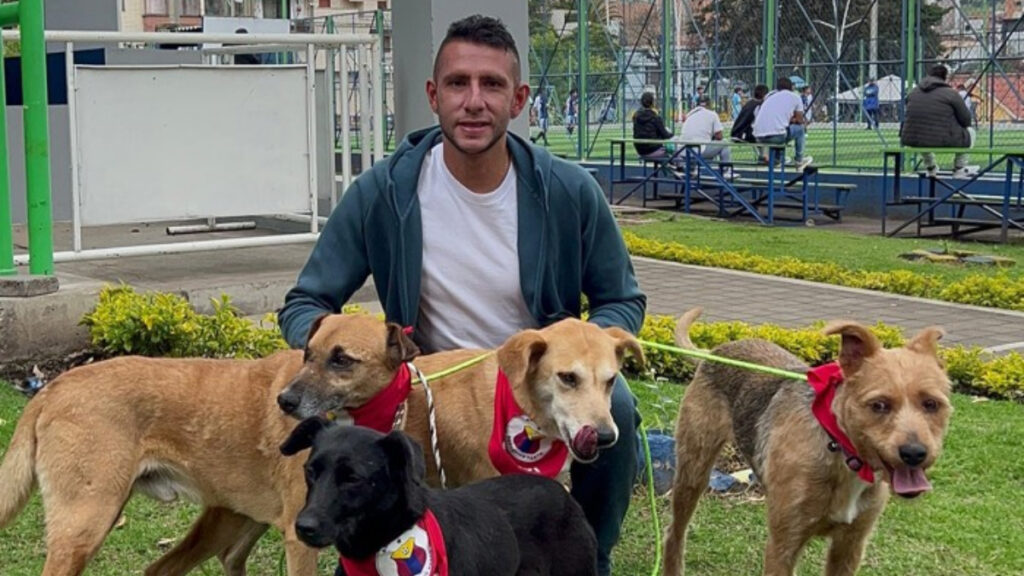 Diego Martínez y varios de los perros que ha rescatado. - Fifpro.org.