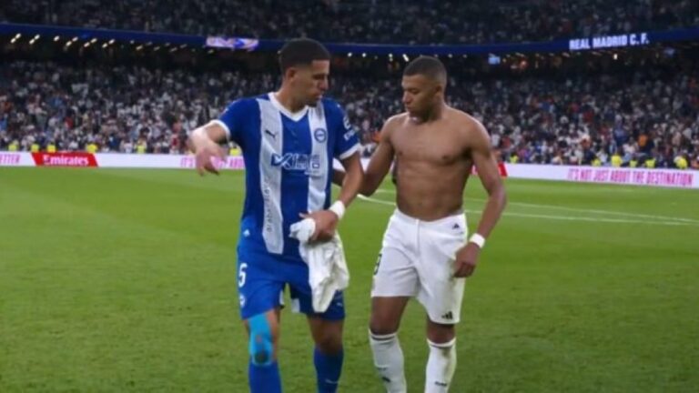 Jugador del Alavés se anticipa y le pide la camiseta a Kylian Mbappé en el medio tiempo 