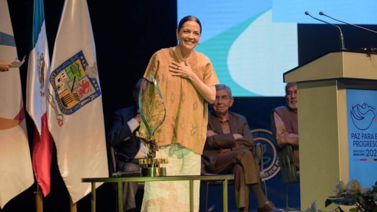 Natalia Lafourcade recibe nombramiento en cumbre del Premio Nobel: “Pongo al servicio de la paz mi palabra cantada”