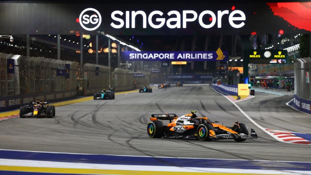 Lando Norris se queda con el triunfo en el Gran Premio de Singapur tras liderar la carrera de principio a fin; Checo termina décimo.