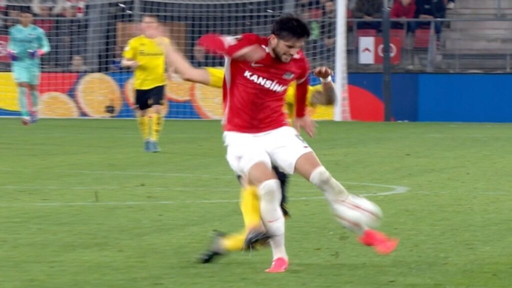 ¡Patadón! Sebastian Holmén expulsado por esta entrada sobre Troy Parrot en el AZ Alkmaar vs Elfsborg