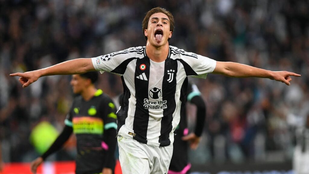 Kenan Yildiz celebra su primer gol con la Juventus en la Champions League