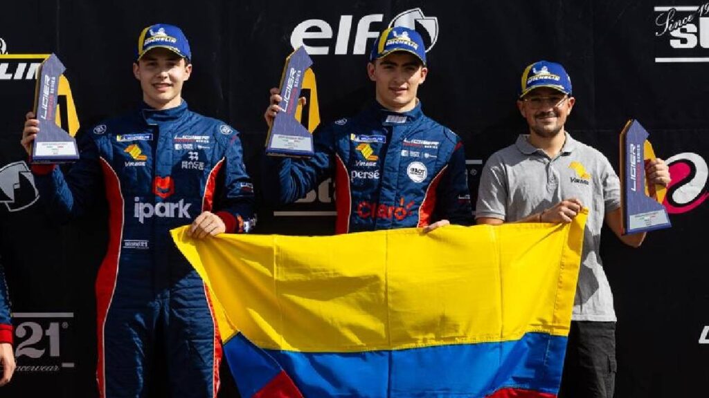 Pedro Juan Moreno, piloto Claro de la Escudería Telmex, celebrando su triunfo en la Ligier European Series