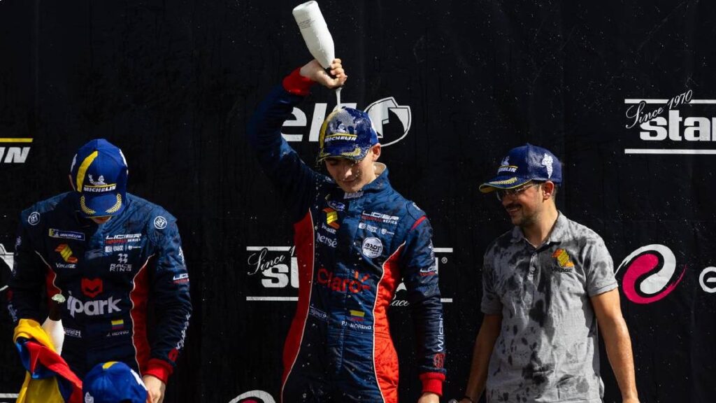 Pedro Juan Moreno, piloto Claro de la Escudería Telmex, festejando su segundo triunfo en la Ligier European Series