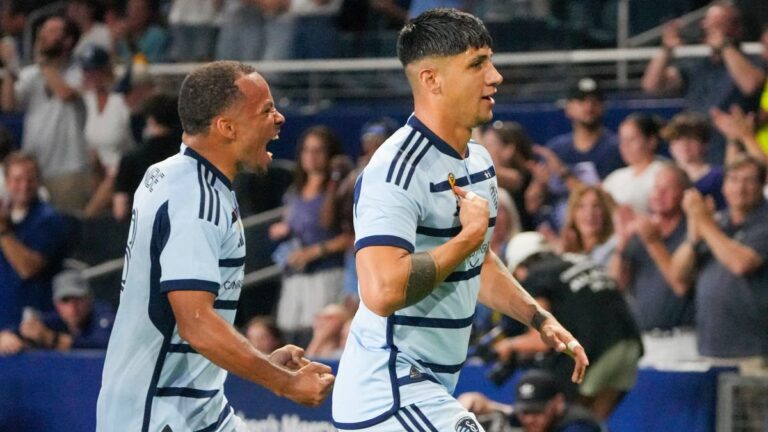 Alan Pulido se luce con doblete y le da la victoria al Sporting Kansas City ante el Rapids