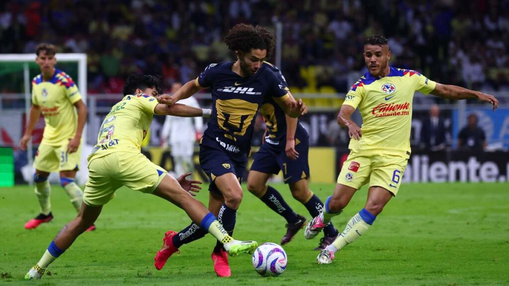 Ciudad de México, 30 de septiembre de 2023. Kevin Álvarez y Cesar huerta, durante el partido de la jornada 10 del torneo Apertura 2023 de la Liga BBVA MX, entre las Águilas del América y los Pumas de la UNAM, celebrado en el Estadio Azteca. Foto: Imago7/ Manlio Contreras