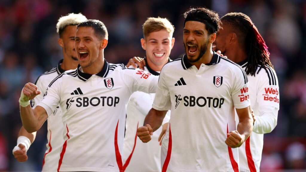 Raúl Jiménez le da la victoria al Fulham ante el Nottingham Forest con su gol 100 en el fútbol europeo