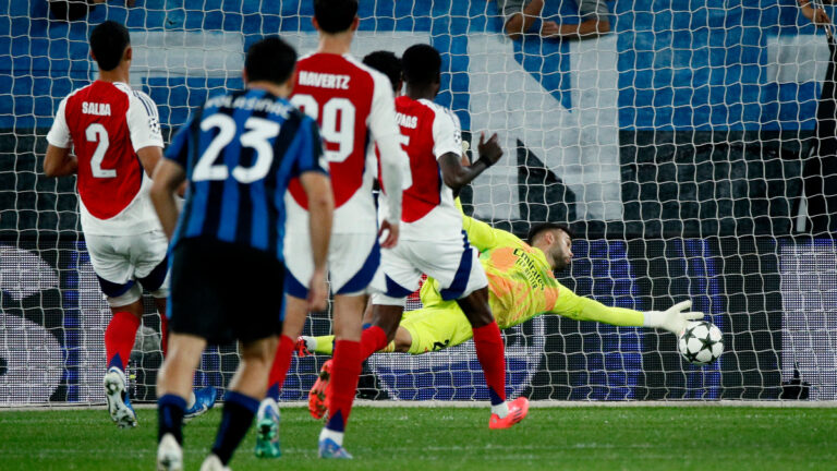 David Raya salva al Arsenal y le pone límites a Atalanta con una atajada espectacular de penalti