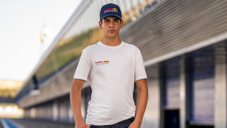 ¿El sustituto de Checo Pérez? Red Bull ficha a joven mexicano para su programa de desarrollo