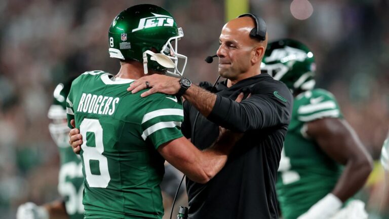 Aaron Rodgers y Robert Saleh explican su “incómoda” interacción en el partido ante los Patriots