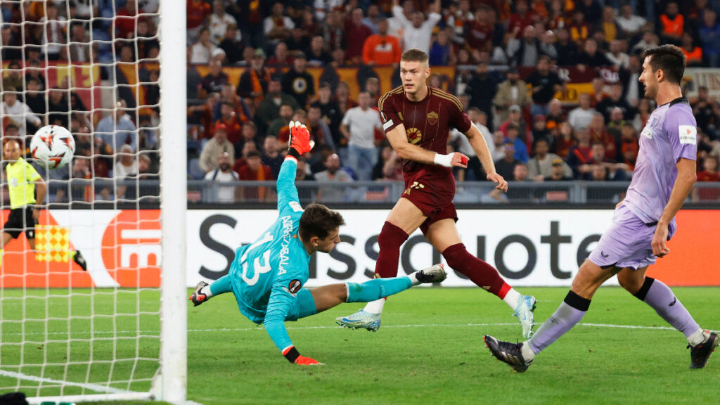 Artem Dovbyk define para el gol de la Roma. - Reuters.