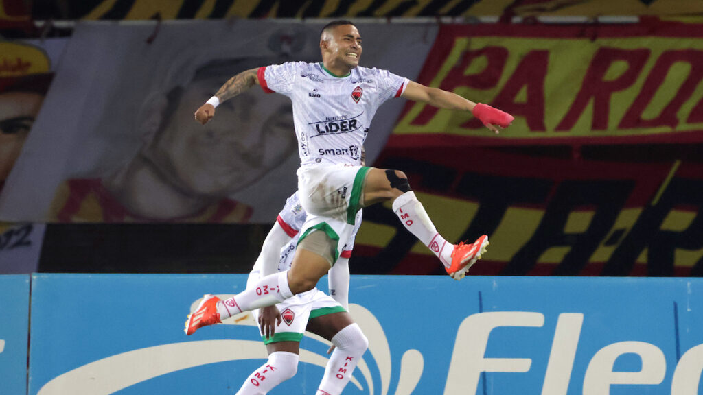 Carlos de las Salas celebra el gol. - Vizzor Image.