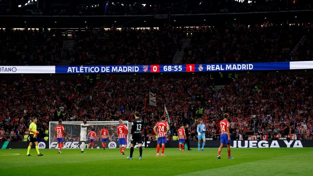 Se suspende momentáneamente el Atlético vs Real Madrid tras lanzamiento de objetos por parte de la afición local