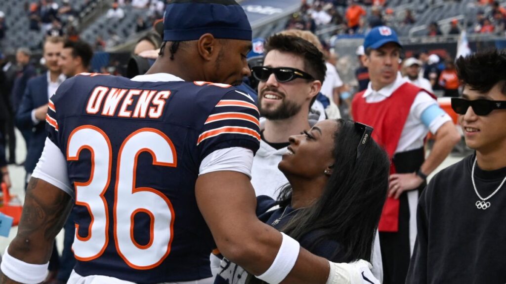 Simone Biles acude al Soldier Field para presenciar el duelo entre Rams y Bears donde milita su pareja Jonathan Owens