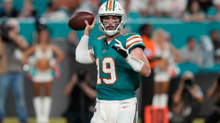 Skylar Thompson será el QB titular de los Miami Dolphins tras la conmoción de Tua Tagovailoa, pero buscarán fichar otro mariscal