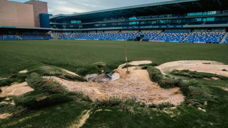 ¡Increíble! Socavón en un estadio de Inglaterra une a los aficionados… ¡y juntan más de 100 mil libras!