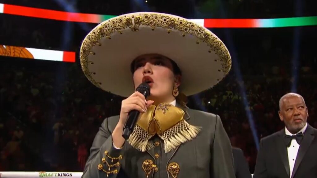 ¿Tierra? Camila Fernández se equivoca en su interpretación del Himno Nacional Mexicano previo a Canelo vs Berlanga